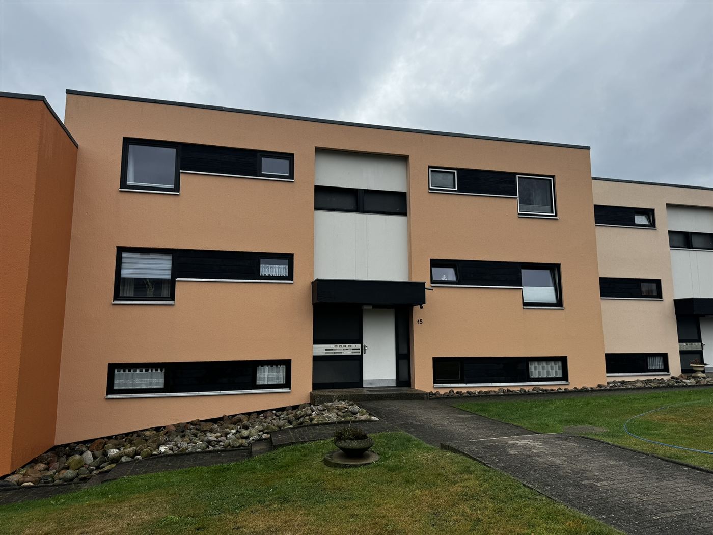 Verwitterte Hausfassade nach der Reinigung