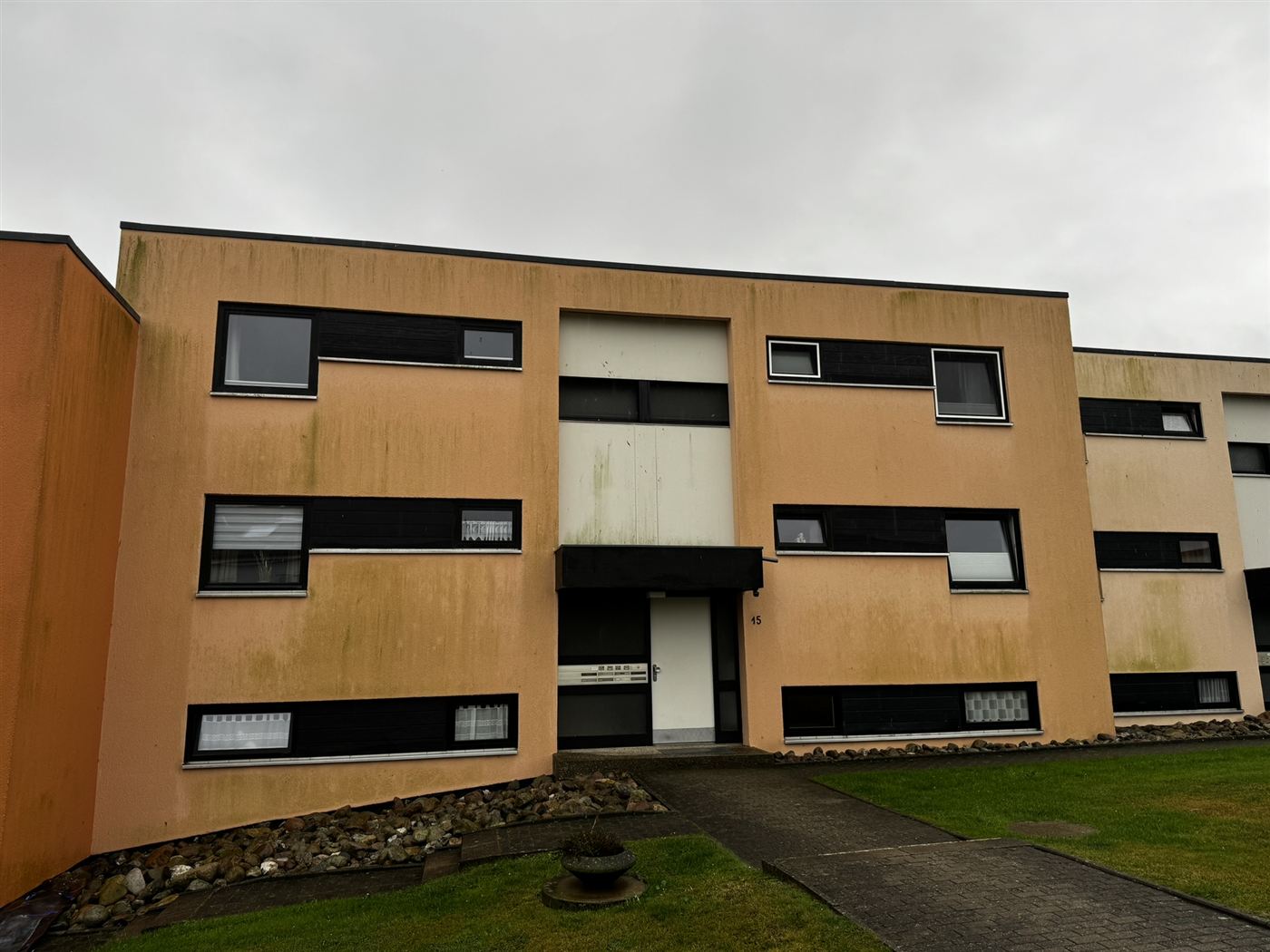 Verwitterte Hausfassade vor der Reinigung