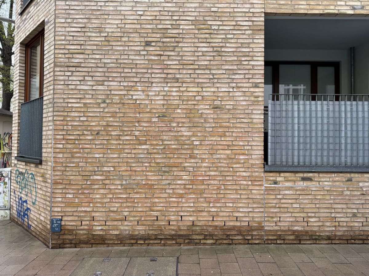 Dieselbe Klinkerfassade rückstandsfrei nach der Graffitientfernung