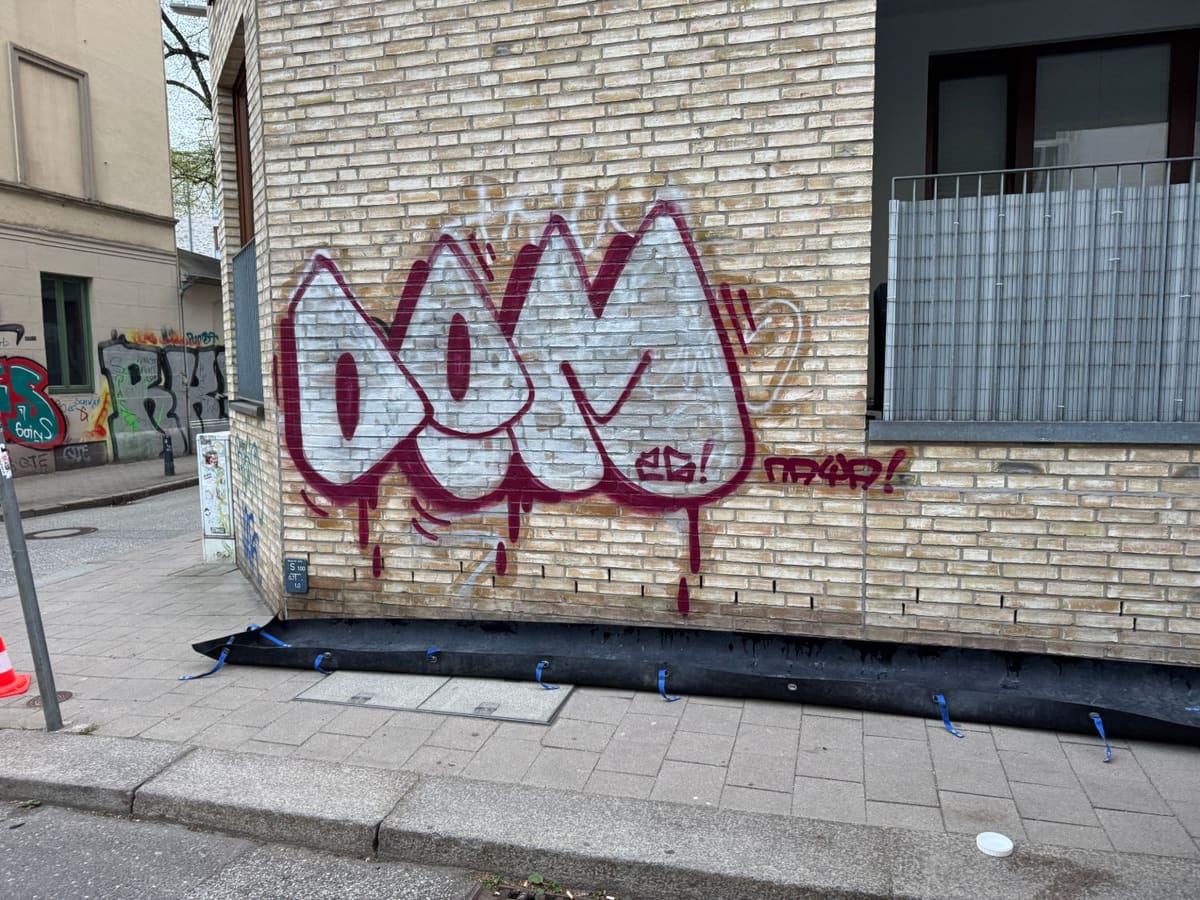 Klinkerfassade mit großflächigem Graffiti vor der Entfernung