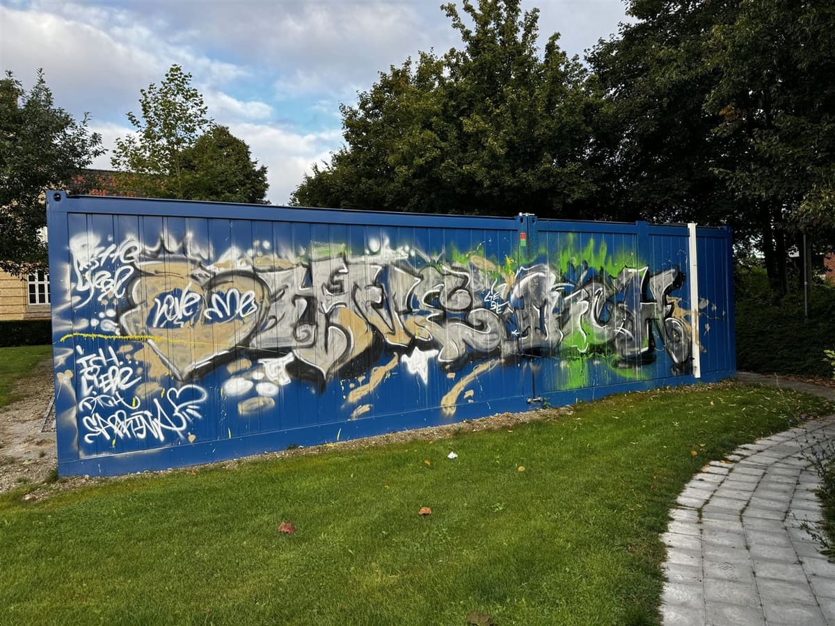 Wand mit Graffiti vor der Reinigung