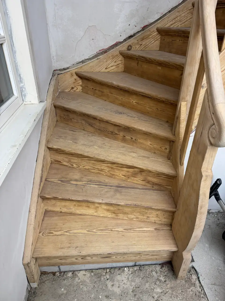 Holztreppe nach dem Sandstrahlen – freigelegte Maserung ohne Farbreste