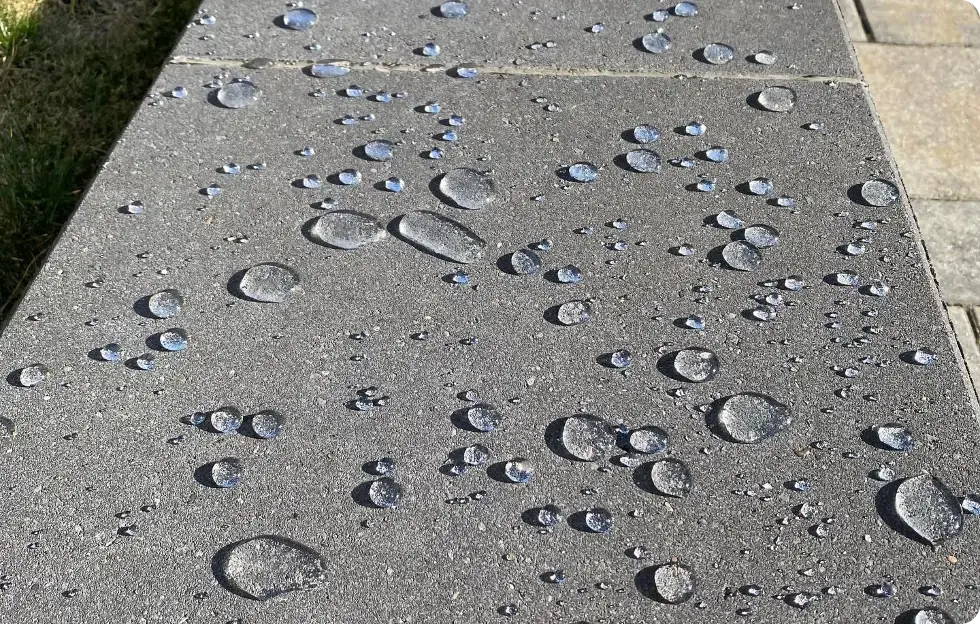Wasser perlt auf der imprägnierten Steinoberfläche ab