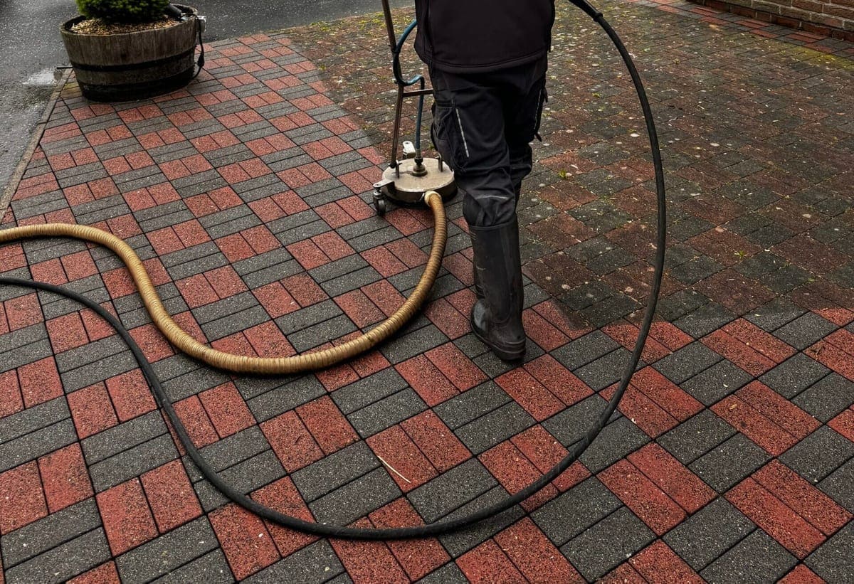 Grundreinigung einer Pflasterfläche mit dem Flächenreiniger