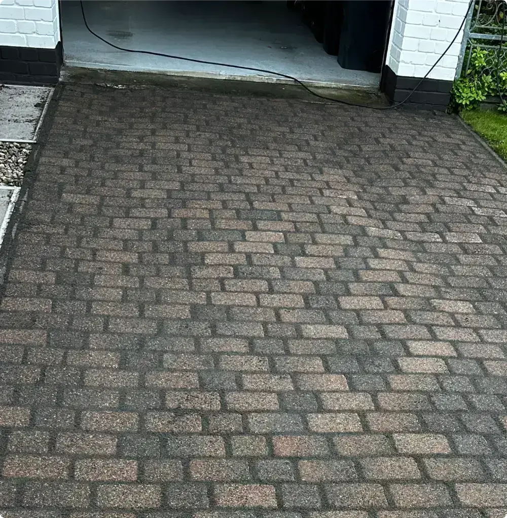 Gepflasterter Gehweg nach der Reinigung